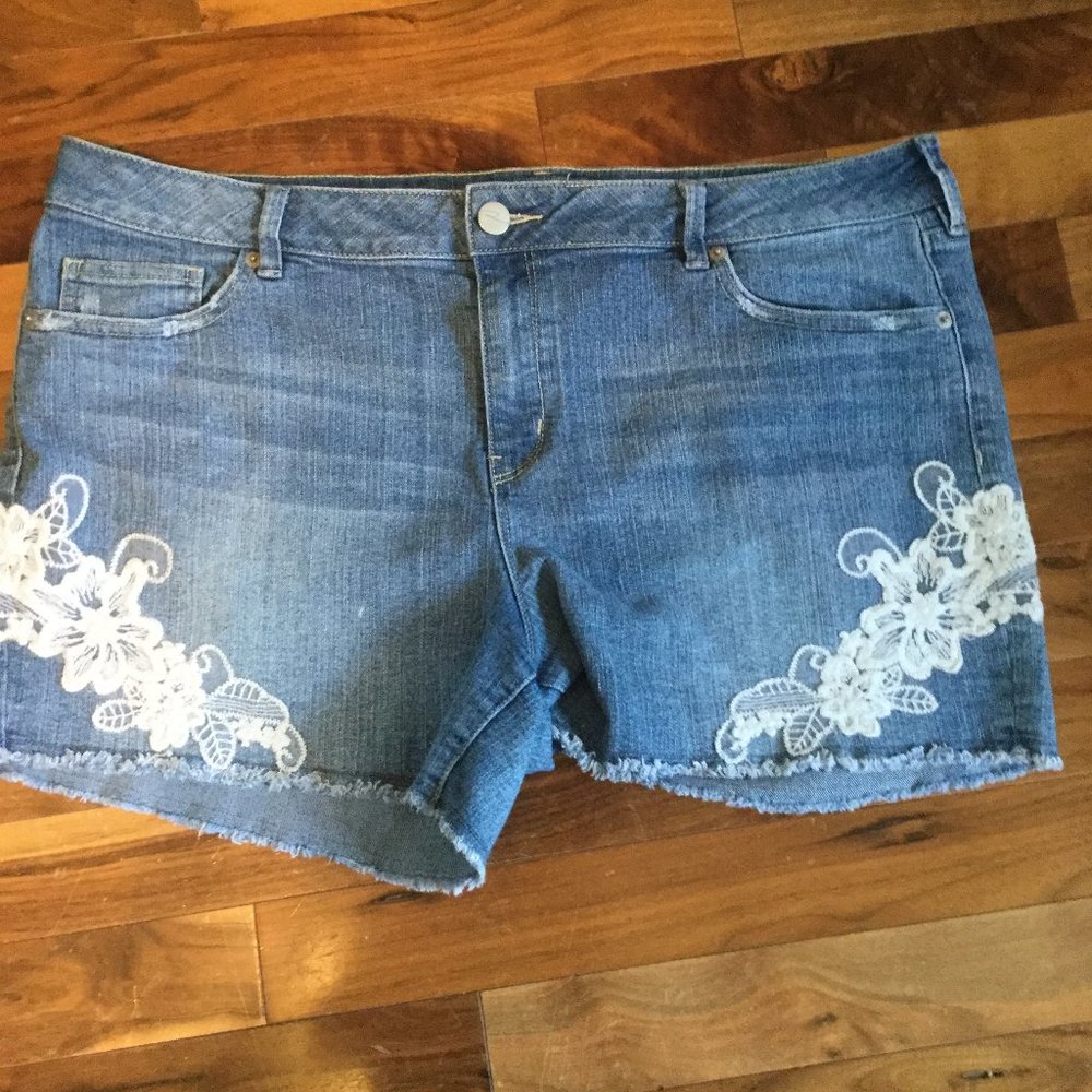Ricki's Plus size lace details denim shorts waist  measures 20" and inseam is 4